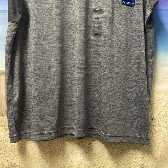 - Brand new with tags Men’s Reebok active tank top. Top has a small thread… - Picture 4 of 16